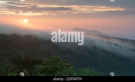 Der Sonnenaufgang brennt früh morgens Nebel in den Blue Ridge Mountains, Shenandoah National Park, Virginia. Stockfoto