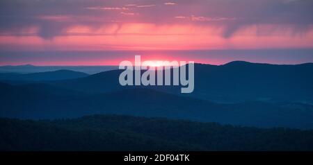 Sonnenaufgang über den Blue Ridge Mountains, Blick vom Skyline Drive, Shenandoah National Park, Virginia. Stockfoto