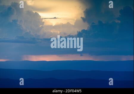 Sonnenuntergang über den Blue Ridge Mountains, Blick vom Skyline Drive, Shenandoah National Park, Virginia. Stockfoto