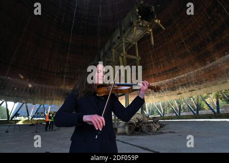 Geigerin Zoe Beyers spielt im Ironbridge Cooling Tower 2019 kurz bevor sie abgerissen wurden. Stockfoto