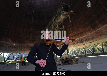 Geigerin Zoe Beyers spielt im Ironbridge Cooling Tower 2019 kurz bevor sie abgerissen wurden. Stockfoto