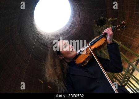 Geigerin Zoe Beyers spielt im Ironbridge Cooling Tower 2019 kurz bevor sie abgerissen wurden. Stockfoto