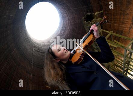 Geigerin Zoe Beyers spielt im Ironbridge Cooling Tower 2019 kurz bevor sie abgerissen wurden. Stockfoto