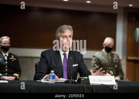 Navy-Sekretär Kenneth J. Braithwaite erscheint vor einer Anhörung des Armed Services Committee des Senats, um die Bereitschaft der Marine und des Marine Corps zu prüfen, im Dirksen Senate Office Building in Washington, DC., Mittwoch, 2. Dezember 2020. Kredit: Rod Lampey/CNP Verwendung weltweit Stockfoto