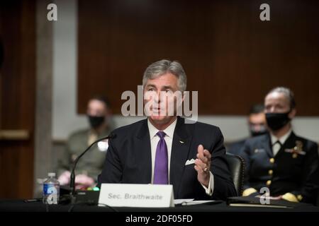 Navy-Sekretär Kenneth J. Braithwaite erscheint vor einer Anhörung des Armed Services Committee des Senats, um die Bereitschaft der Marine und des Marine Corps zu prüfen, im Dirksen Senate Office Building in Washington, DC., Mittwoch, 2. Dezember 2020. Kredit: Rod Lampey/CNP Verwendung weltweit Stockfoto