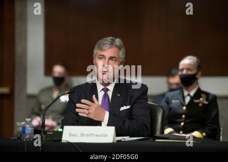 Navy-Sekretär Kenneth J. Braithwaite erscheint vor einer Anhörung des Armed Services Committee des Senats, um die Bereitschaft der Marine und des Marine Corps zu prüfen, im Dirksen Senate Office Building in Washington, DC., Mittwoch, 2. Dezember 2020. Kredit: Rod Lampey/CNP Verwendung weltweit Stockfoto