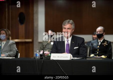 Navy-Sekretär Kenneth J. Braithwaite erscheint vor einer Anhörung des Armed Services Committee des Senats, um die Bereitschaft der Marine und des Marine Corps zu prüfen, im Dirksen Senate Office Building in Washington, DC., Mittwoch, 2. Dezember 2020. Kredit: Rod Lampey/CNP Verwendung weltweit Stockfoto