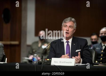 Navy-Sekretär Kenneth J. Braithwaite erscheint vor einer Anhörung des Armed Services Committee des Senats, um die Bereitschaft der Marine und des Marine Corps zu prüfen, im Dirksen Senate Office Building in Washington, DC., Mittwoch, 2. Dezember 2020. Kredit: Rod Lampey/CNP Verwendung weltweit Stockfoto