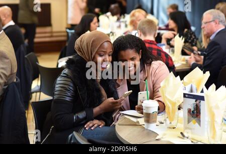 Glücklich lächelnde Wolverhampton University Studenten bei der Universität Preisverleihung Stockfoto