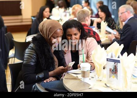 Glücklich lächelnde Wolverhampton University Studenten bei der Universität Preisverleihung Stockfoto