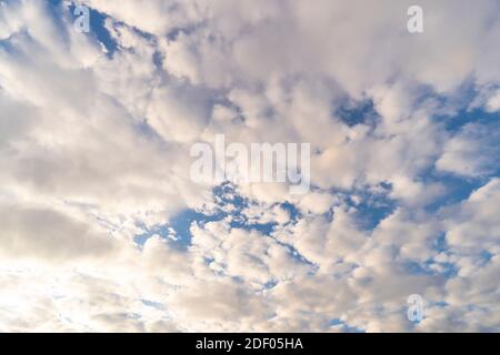 Herbstwolken schweben während der Dämmerung über dem Himmel East Village in New York Stockfoto