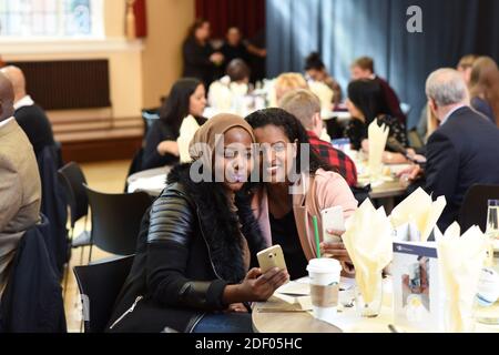 Glücklich lächelnde Wolverhampton University Studenten bei der Universität Preisverleihung Stockfoto