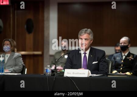 Navy-Sekretär Kenneth J. Braithwaite erscheint vor einer Anhörung des Armed Services Committee des Senats, um die Bereitschaft der Marine und des Marine Corps zu prüfen, im Dirksen Senate Office Building in Washington, DC., Mittwoch, 2. Dezember 2020. Kredit: Rod Lampey/CNP Verwendung weltweit Stockfoto