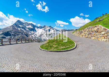 Berg gepflasterten Straße Serpentin. Scharfe Kurve mit Bergspitzen im Hintergrund. Hohe Tauern, Österreich Stockfoto