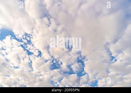 Herbstwolken schweben während der Dämmerung über dem Himmel East Village in New York Stockfoto