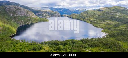 Ein idyllischer Blick auf den See Revsvatnet, Rogaland, Norwegen Stockfoto