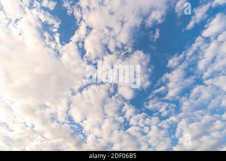 Herbstwolken schweben während der Dämmerung über dem Himmel East Village in New York Stockfoto