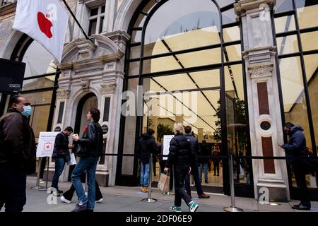 London, Großbritannien, 2. Dezember 2020. Nach einer vierwöchigen Regierung verhängte Schließung von nicht wichtigen Geschäften Apple-Läden im Londoner West End wieder öffnen ihre Türen für Kunden für Weihnachtseinkäufe. Stockfoto