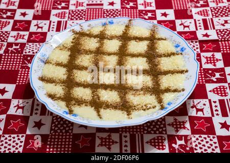 Köstlicher Reispudding 'arroz doce' auf einem weihnachtstisch. Ein typisches weihnachtsgeschenk Stockfoto