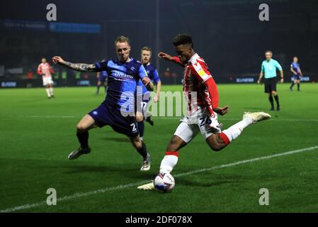Wycombe Wanderers' Jack Grimmer (links) und Tirese Campbell von Stoke City während des Sky Bet Championship-Spiels im Adams Park, Wycombe. Stockfoto