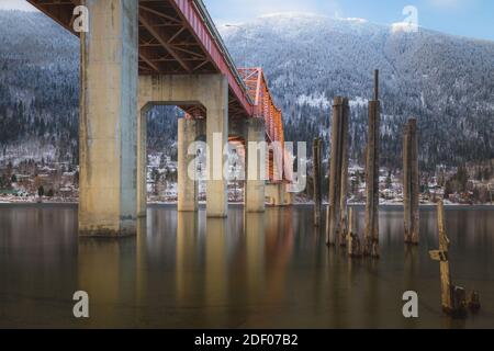 Ein schöner winterlicher Blick auf die Big Orange Bridge in Nelson, B.C. an einem sonnigen Tag. Stockfoto