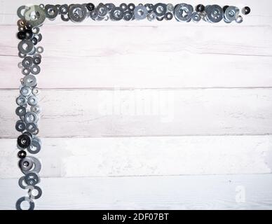 Satz verschiedener Größen von Metallscheiben auf altem Holzhintergrund. Draufsicht. Stockfoto