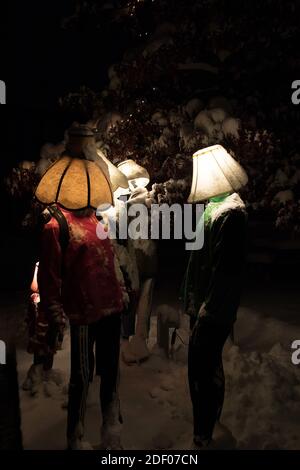 Schaufensterpuppen mit Lampenschirmen statt Köpfen, Stratford Winter Lighting Festival. Die Nacht. Stockfoto