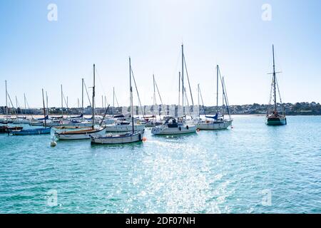 Segeln Boote, Bojen im Hafen von Erquy in der Bretagne Stockfoto