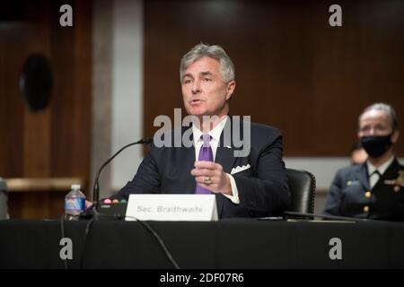 Navy-Sekretär Kenneth J. Braithwaite erscheint vor einer Anhörung des Armed Services Committee des Senats, um die Bereitschaft der Marine und des Marine Corps zu prüfen, im Dirksen Senate Office Building in Washington, DC., Mittwoch, 2. Dezember 2020. Kredit: Rod Lampey/CNP /MediaPunch Stockfoto