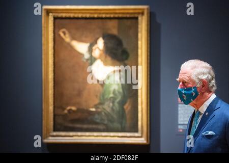 Der Prinz von Wales wird mit "Selbstporträt als Allegorie der Malerei (La Pittura)" von Artemisia Gentileschi bei einem Besuch gesehen, um die "Artemisia" und die "Tizian: Love Desire Death' Ausstellungen in der National Gallery in London, am ersten Tag der Wiedereröffnung nach der zweiten nationalen Coronavirus-Sperre. Stockfoto