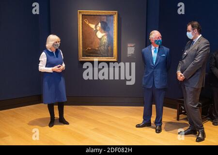 Der Prinz von Wales und die Herzogin von Cornwall und die Direktorin der Nationalgalerie, Dr. Gabriele Finaldiis, betrachten das "Selbstporträt als Allegorie der Malerei (La Pittura)" von Artemisia Gentileschi während eines Besuchs, um die "Artemisia" und den "Tizian: Love Desire Death' Ausstellungen in der National Gallery in London, am ersten Tag der Wiedereröffnung nach der zweiten nationalen Coronavirus-Sperre. Stockfoto