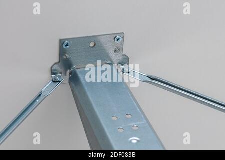 Metallstütze für hölzerne Querträger. Hochwertige Fotos Stockfoto
