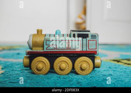 POZNAN, POLEN - 19. Feb 2017: Hölzerne Thomas und Friend Spielzeuglokomotive auf blauem Teppich in sanftem Fokus Stockfoto