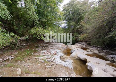 Boden eines ausgetrockneten Wasserfalls Stockfoto