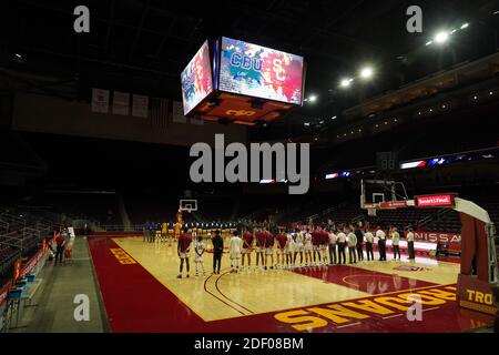 Gesamtansicht des Galen Centers während des Spiels Die Nationalhymne vor dem NCAA-Basketballspiel zwischen den CAL Baptist Ritter und die Sou Stockfoto