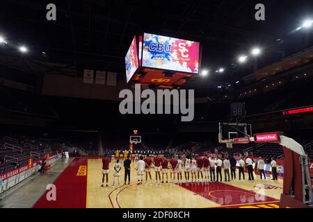 Gesamtansicht des Galen Centers während des Spiels Die Nationalhymne vor dem NCAA-Basketballspiel zwischen den CAL Baptist Ritter und die Sou Stockfoto