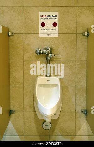 Ein soziales Distanzierungszeichen an einem Urinal bei den Männern Toilette im Galen Center während eines NCAA-Basketballspiels Zwischen den Cal Baptist Knights und den Stockfoto