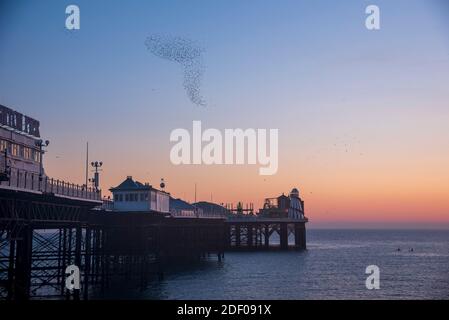 Das Sternmurren über Brighton Palace Pier Ende November 2020, mit einem wunderschönen Sonnenuntergang. VEREINIGTES KÖNIGREICH Stockfoto