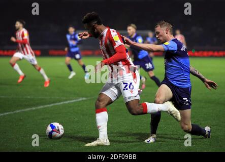 Tirese Campbell (links) von Stoke City und Jack Grimmer von Wycombe Wanderers kämpfen beim Sky Bet Championship-Spiel im Adams Park, Wycombe, um den Ball. Stockfoto