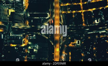 Top down Nacht Stadt Verkehr Autobahn Luftbild. Laternen-Leuchten mit beleuchten Stadtbild von Manila Metropole. Innenstadtlandschaft. Urban Philippines Moderne Architektur von Wolkenkratzern Gebäude. Stockfoto