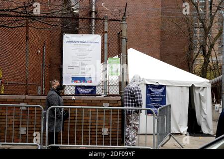 New York City, New York, USA. Dezember 2020. Bewohner des Mott Haven-Abschnitts in der South Bronx stehen für kostenlose COVID-19-Tests bereit, die die Stadt New York am 2. Dezember 2020 anbietet. Quelle: G. Ronald Lopez/ZUMA Wire/Alamy Live News Stockfoto