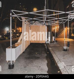 NEW YORK, NY - NOVEMBER 24: Ein behelfsmässiger Essbereich im Freien durch ein lokales Restaurant, da die Coronavirus-Pandemie (COVID-19) landesweit ein Wiederaufleben darstellt. Stockfoto