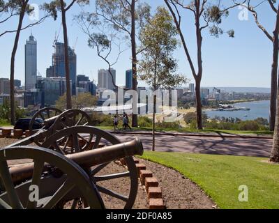 Alte Artillerie Kanone mit Perth Stadt im Hintergrund, Kings Park, Western Australia. Stockfoto