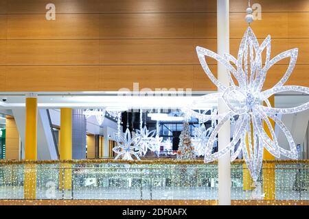 Helsinki, Finnland 30. November 2020 Super Merkat zu Weihnachten dekoriert. Hochwertige Fotos Stockfoto