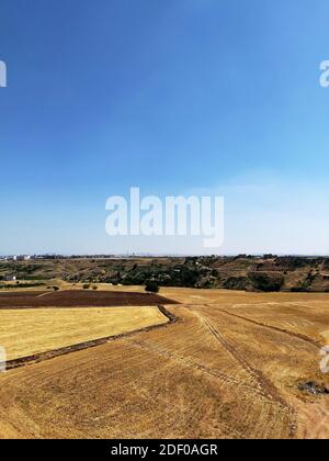 Braune und gelbe Felder in Adiyaman, Türkei. Adıyaman ist eine der ältesten antiken Städte im Südosten der Türkei. Stockfoto