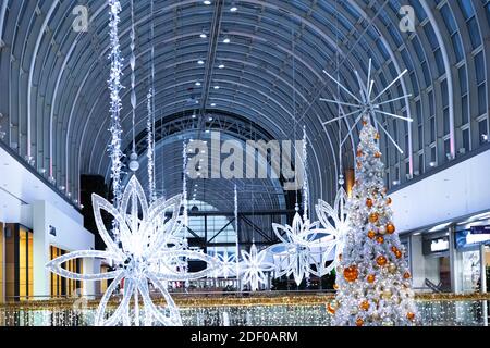 Helsinki, Finnland 30. November 2020 Super Merkat zu Weihnachten dekoriert. Hochwertige Fotos Stockfoto
