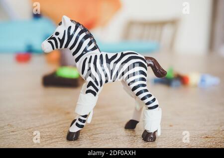 POZNAN, POLEN - 19. Feb 2017: Kleine Plastic Playmobil Spielzeug Zebra Figur auf einem Tisch in horizontaler Weichfokus. Stockfoto
