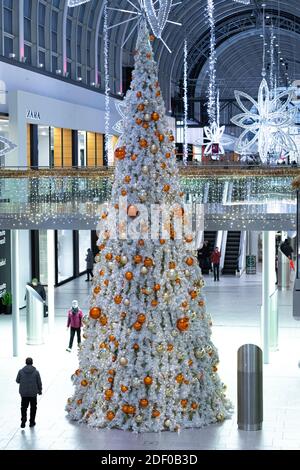 Helsinki, Finnland 30. November 2020 Super Merkat zu Weihnachten dekoriert. Hochwertige Fotos Stockfoto