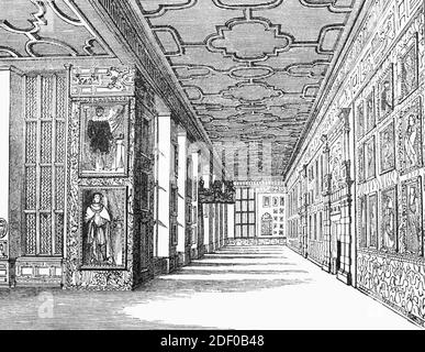 Eine Ansicht der Porträtgalerie in Hardwick Hall aus dem 19. Jahrhundert ein Beispiel des elisabethanischen Wunderhauses in Derbyshire, England. Es wurde zwischen 1590 und 1597 für die beeindruckende Bess von Hardwick, die reichste Frau in England nach Königin Elizabeth I, eine auffällige Aussage über ihren Reichtum und ihre Macht gebaut. Nach Bess Tod 1608 ging das Haus an ihren Sohn William Cavendish, 1. Earl of Devonshire, über. Die Devonshires gemacht Chatsworth, ein weiteres von Bess großen Häusern, ihre wichtigsten Sitz und Hardwick wurde in die Rolle eines gelegentlichen Rückzugsort für die Jagd und irgendwann Dower Haus verbannt. Stockfoto