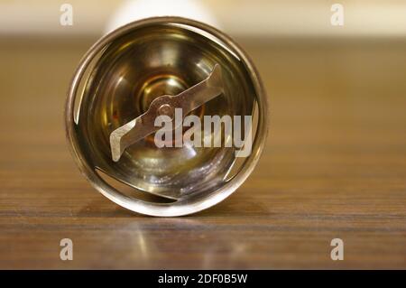 Ein Stabmixer aus Metall auf eine Holzoberfläche stellen Stockfoto